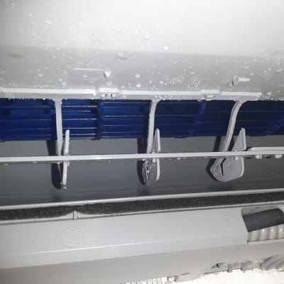 תריסי מזגן עם טיפות מים עליהם