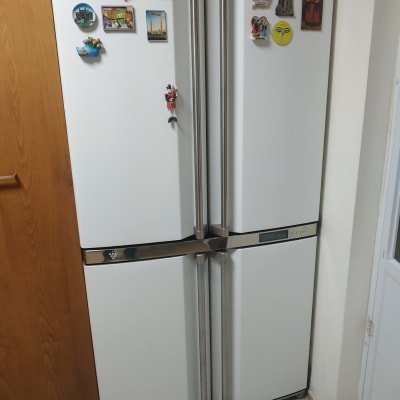 מקרר עם מגנטים על הדלתות