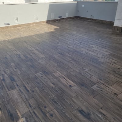 רצפת עץ נקייה על מרפסת חיצונית