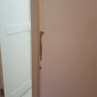 קיר עם סדק ותיקון טיח נדרש
