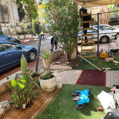 עציצים עם צמחים ירוקים וכלי עבודה בגינה