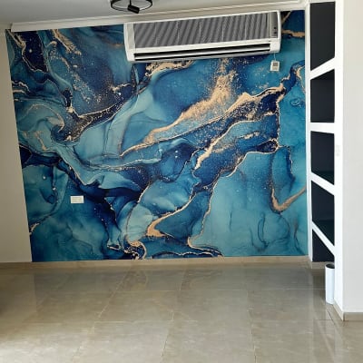 טפט כחול עם דוגמאות זהב על קיר