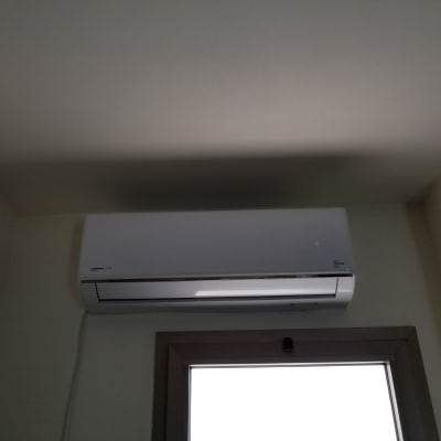 מזגן מותקן על קיר מעל חלון