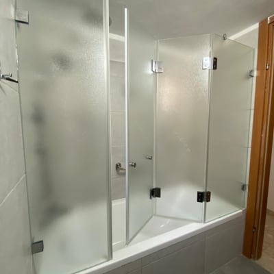 דלתות זכוכית חלבית במקלחת עם אמבטיה