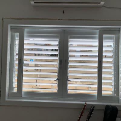 חלון אלומיניום עם תריסים אופקיים לבנים