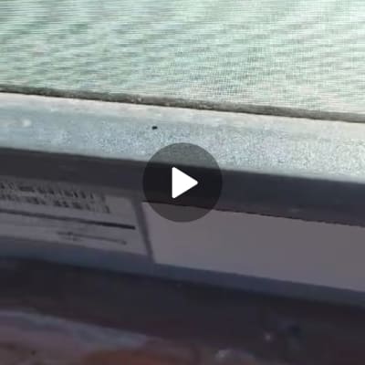 חלק עליון של דוד שמש עם תווית זיהוי