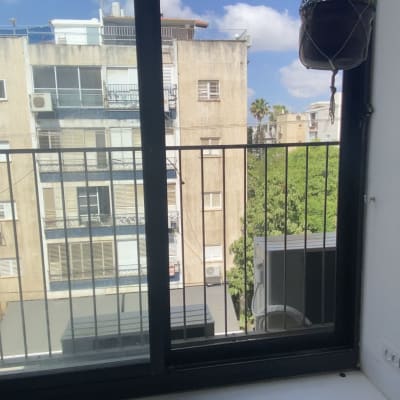 חלון אלומיניום עם סורגי מתכת