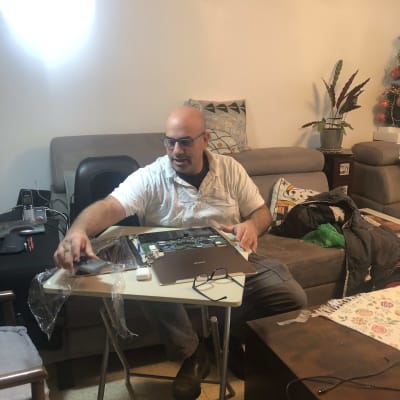 תוך הרכבה מסך חדש