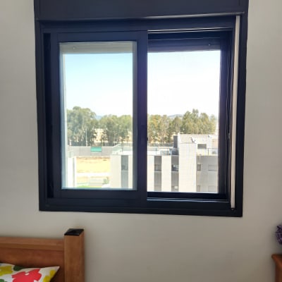 חלון אלומיניום עם מסגרת כהה