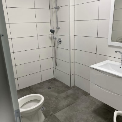 חדר אמבטיה עם מקלחת, כיור ואסלה