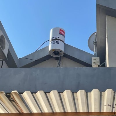 דוד שמש מותקן על גג עם שמיים כחולים