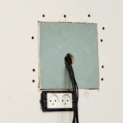 חיבור כבלים דרך לוח גבס עם שקע חשמל כפול