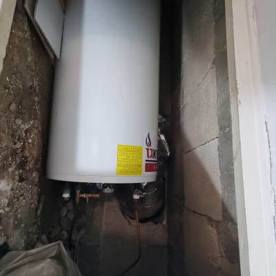 דוד שמש מותקן בחלל קיר עם צינורות מחוברים