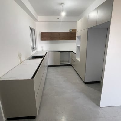 מטבח חדש עם ארונות מותקנים וללא משטחי עבודה