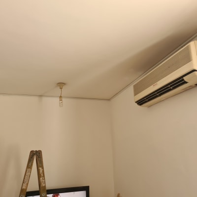 מזגן מותקן על קיר, נורה תלויה מהתקרה