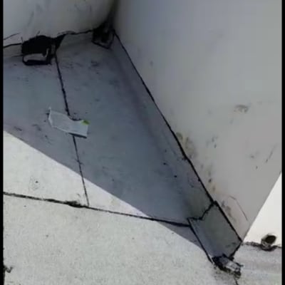 פינה עם איטום גג, חיבורים וקווים שחורים