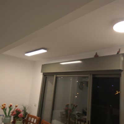 תאורה תקרה עגולה ומלבנית בחדר