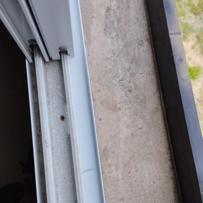 מסגרת אלומיניום של חלון עם מסילה כפולה