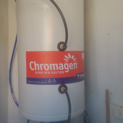 דוד שמש כרומגן עם צינורות מחוברים