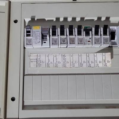 לוח חשמל עם מפסקים שונים ומתגים