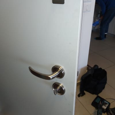 דלת עם מנעול ומקדחה על הרצפה