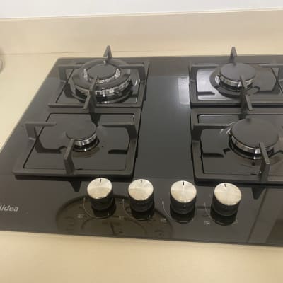 כיריים גז עם ארבעה מבערים וכפתורי שליטה