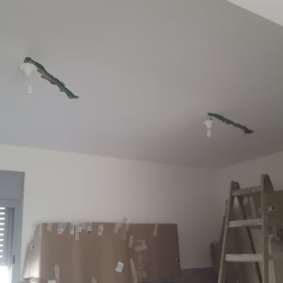 שני בתי מנורה מותקנים בתקרה עם חוטים חשופים