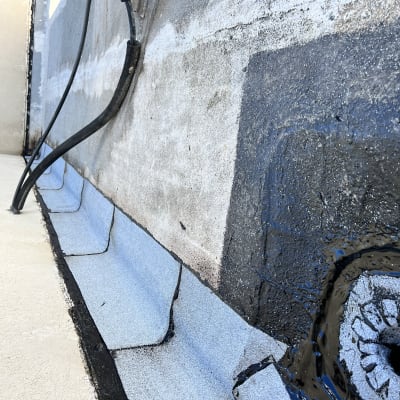 איטום גג עם יריעות ביטומניות וציפוי זפת שחור