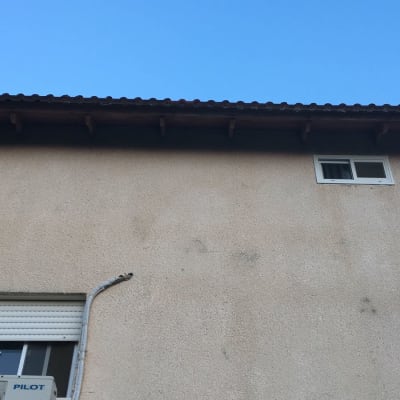 גג רעפים חום עם קורות עץ מתחתיו