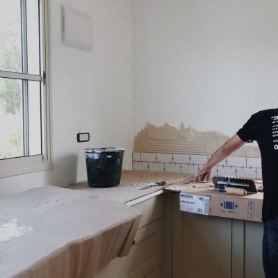 שיפוץ מטבח עם דלי, קרטון וכלי עבודה