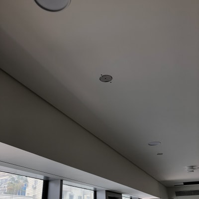 תקרת גבס עם פתחים עגולים להתקנת תאורה