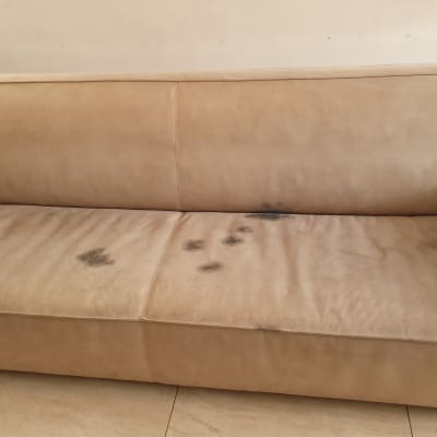 ספה עם כתמים כהים על הריפוד