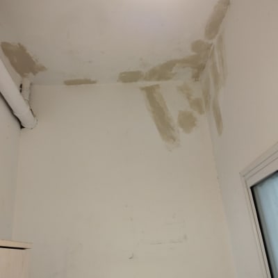 תיקוני טיח על תקרת קיר לבן