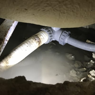 צינור מתכת חלוד וצינור פלסטיק מחובר במים