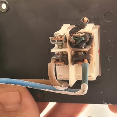 חיבורי חשמל עם חוטים חשופים ומחוברים