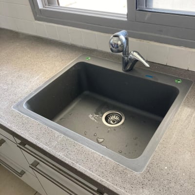 שיש אפור עם כיור וברז מתכת מבריק