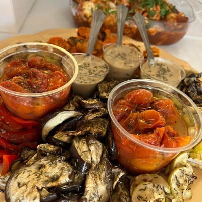 ירקות קלויים עם רטבים בכוסות פלסטיק