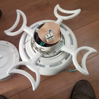 מאוורר תקרה מפורק עם חוטי חשמל חשופים