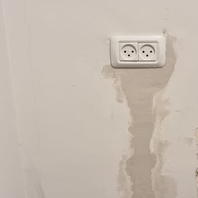 שני שקעי חשמל בקיר עם סימני תיקון