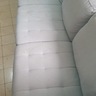 ספה בהירה עם כתמים קלים לניקוי