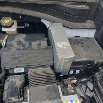 תא מנוע עם מצבר, מסנן אוויר ומיכל נוזל בלמים