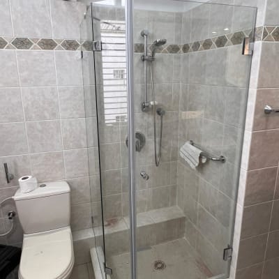 מקלחון זכוכית עם ראש מקלחת וכיור