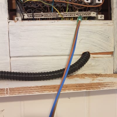 לוח חשמל עם חוטים צבעוניים ומפסקים