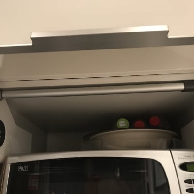 מנגנון חדש ויעיל של BLUM להרמת דלת קלפה בארון מטבח