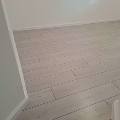 רצפת פרקט עץ בהירה בחדר ריק