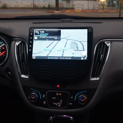 מערכת ניווט ברכב עם מסך מגע ותצוגת מפה