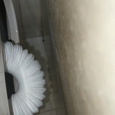 צינור גמיש לבן מחובר לאסלה