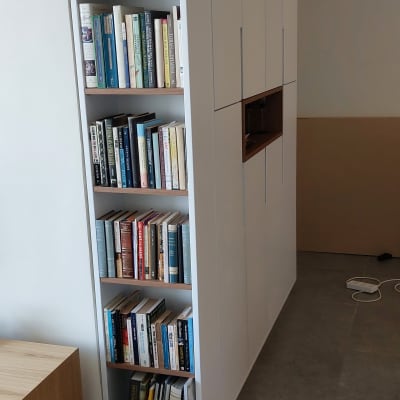 ארון ספרים מעץ עם מדפים מלאים בספרים