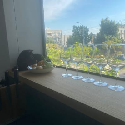 שולחן עץ ליד חלון עם כוסות יין