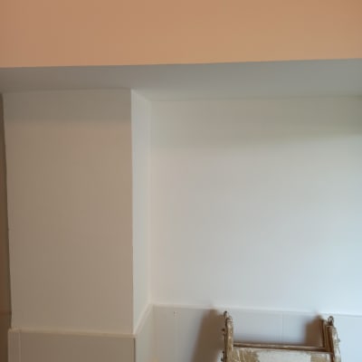 סולם עץ וקיר צבוע בלבן עם אריחים